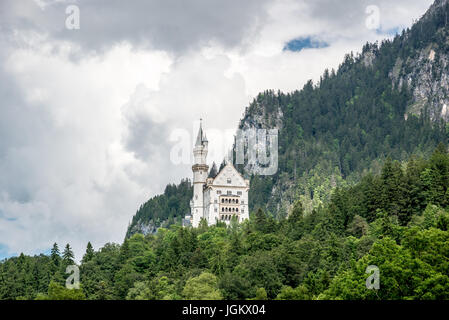 Belle vue de la célèbre château de Neuschwanstein, le palais néo-roman du 19e siècle construit pour le Roi Ludwig II. Fussen, au sud-ouest de la Bavière, Banque D'Images