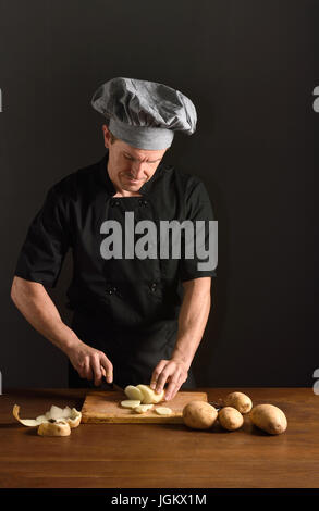 Chef de trancher les pommes de terre Banque D'Images