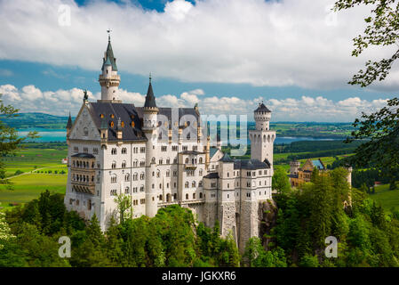 Le château de Neuschwanstein en haut de la montagne, château féerique dans le sud-ouest de la Bavière, Allemagne Banque D'Images