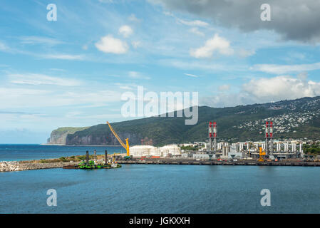 Le Port, l'île de la Réunion, France - 24 décembre 2015 : usines industrielles dans le Port, sur l'île de la Réunion, France. Banque D'Images