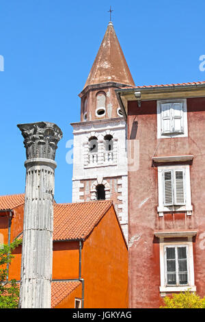 Vue du centre vieille ville de Zadar. La Croatie, Dalmatie du Nord. Tour de l'église croate - Sime (Crkva sv. Sime). Banque D'Images
