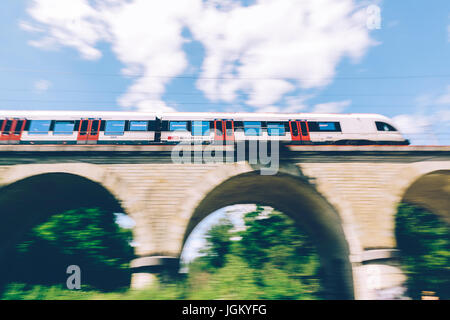 Genève, Suisse - 25 juin 2017 : train régional suisse passant sur un pont dans la région de Canton de Genève, avec effet de flou. Banque D'Images