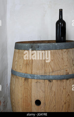 Bouteille de vin sur le baril en bois Banque D'Images