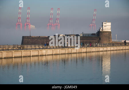 Grues à quai géant au Seaforth container terminal sortant de la brume derrière Fort Perchaude Rock, New Brighton Banque D'Images