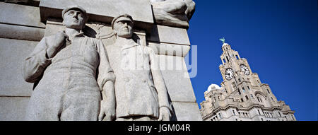 Détail de Titanic Memorial, Liverpool, avec Royal Liver Building en arrière-plan. La sculpture, par Sir William Goscombe John, date de 1916. Banque D'Images