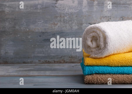 Pile de serviettes de bain de couleur bleu sur fond rustique Banque D'Images