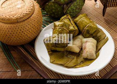 Les bananes avec riz gluant (Khao Tom mat ou Khao Tom Pad).Thai dessert décoration alimentaire avec la culture thaïlandaise, réglage de type objet taille pour couvrir,bannière Banque D'Images