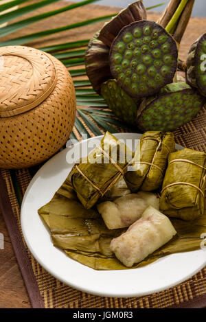 Les bananes avec riz gluant (Khao Tom mat ou Khao Tom Pad).Thai dessert décoration alimentaire avec la culture thaïlandaise, réglage de type objet taille pour couvrir,bannière Banque D'Images