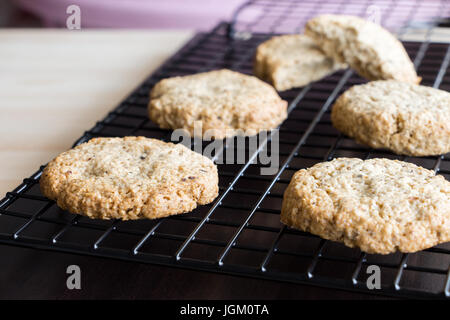 Sans gluten biscuits faits maison sur grille de refroidissement, horizontal Banque D'Images