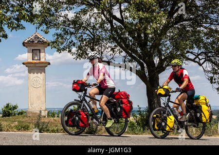 Les pistes cyclables en République tchèque dans le couple de Moravie du Sud passent à travers les vignobles. Valtice Wine Region, Europe valise en peluche cycliste Banque D'Images