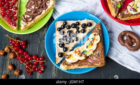 Des sandwichs avec divers fruits et crème de Banque D'Images