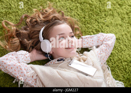 Cute little girl listening music Banque D'Images