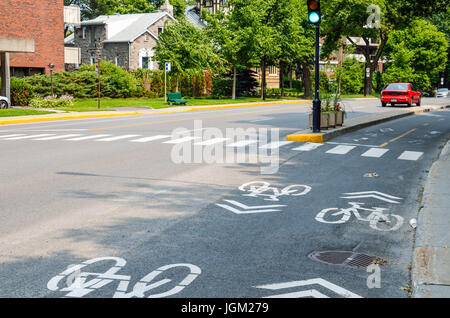 Montréal, Canada - 25 juillet 2014 Rue : route avec couloir séparé pour les vélos dans le centre-ville de ville Banque D'Images