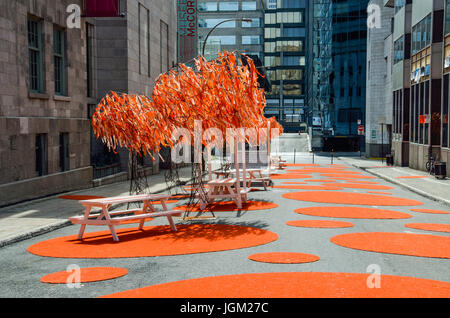 Montréal, Canada - 25 juillet 2014 : installation d'art moderne urbain au centre-ville avec des arbres verts et des cercles sur street Banque D'Images