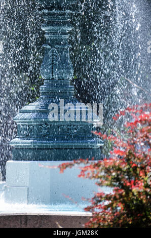 Fontaine de l'eau dans un parc avec des projections d'eau dans la lumière du soleil à Saint Louis square à Montréal, Canada Banque D'Images