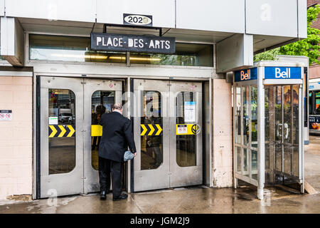 Montréal, Canada - le 26 mai 2017 : les gens marcher dans station de métro Place-des-Arts en ville dans la région du Québec au cours de la pluie humide par jour nuageux Banque D'Images