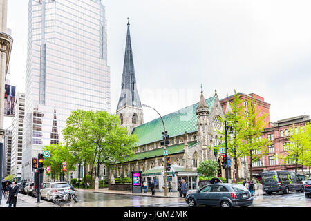 Montréal, Canada - le 26 mai 2017 : la cathédrale Christ Church et promenades de la Cathedrale avec KPMG édifice au centre ville dans la région du Québec Banque D'Images