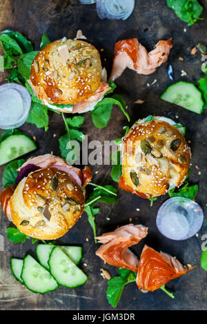 Petits pains briochés ensemencée avec du saumon fumé à chaud, betteraves et salade de roquette Banque D'Images