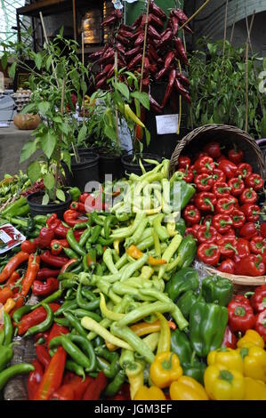 Les fruits et légumes colorés en gros tas sur l'extérieur, wc séparés à Borough Market, London Banque D'Images