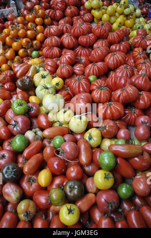 Les fruits et légumes colorés en gros tas sur l'extérieur, wc séparés à Borough Market, London Banque D'Images