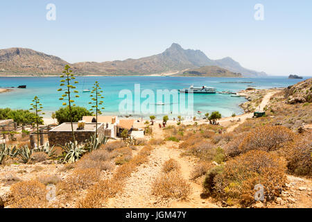 Un bateau d'excursion ancrées à l'île de Gramvoussa, au nord-ouest, Crète, Grèce. Plage de Balos au loin. Banque D'Images