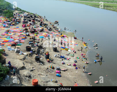 Agra, Inde - Jul 13, 2015. Les gens lave et sèche linge sur le sable au bord de la rivière Yamuna, Agra, Inde. Banque D'Images