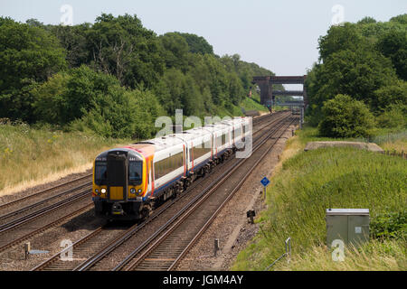 Une classe 444 Desiro passager express électriques exploités par des chefs de trains sud-ouest ouest à Potbridge dans le Hampshire. Banque D'Images