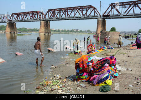 Agra, Inde - Jul 13, 2015. Les gens lave et sèche linge sur le sable au bord de la rivière Yamuna, Agra, Inde. Banque D'Images