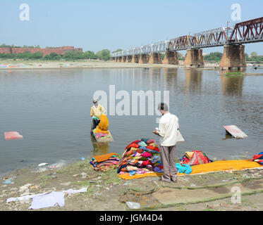 Agra, Inde - Jul 13, 2015. Les Indiens lave-linge sur le sable au bord de la rivière Yamuna, Agra, Inde. Banque D'Images