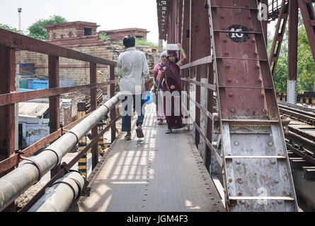 Agra, Inde - Jul 13, 2015. Les gens qui marchent sur le pont en acier à Agra, en Inde. Banque D'Images