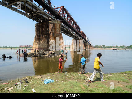 Agra, Inde - Jul 13, 2015. Les personnes travaillant sur la rive du fleuve à Agra, en Inde. Agra abrite le magnifique Taj Mahal, dans l'Uttar Pradesh. Banque D'Images