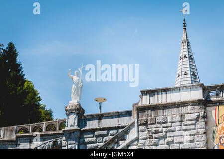 Détail de l'architecture de la basilique du Sanctuaire de Lourdes, France Banque D'Images