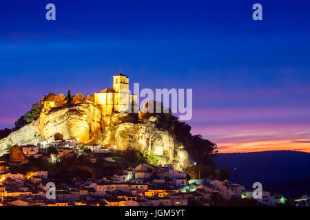 Beau coucher du soleil à Montefrio et sur le dessus de l'éperon rocheux est la Iglesia de la Villa. Granada, Espagne Banque D'Images