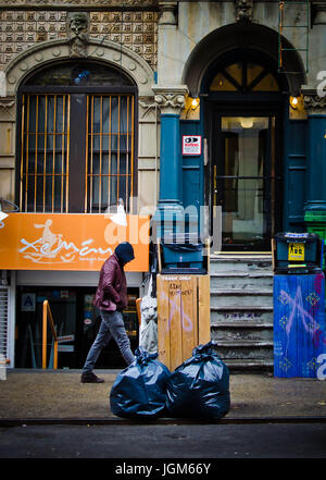 Homme travaillant dans les rues de New York au milieu de l'hiver. Banque D'Images