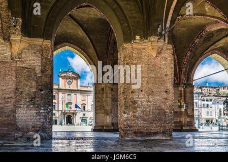 Piacenza, ville médiévale, en Italie. Piazza Cavalli et Palazzo del Governatore à partir de l'arcade du palazzo Gotico dans le centre-ville Banque D'Images