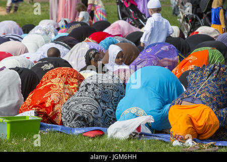 Les musulmans de diverses nations, les groupes d'immigrés, de recueillir sur l'Eid dans Prospect Park, Brooklyn, NY pour prier ensemble. L'Eid al-Fitr 'fête de rupture du jeûne") est une importante fête religieuse célébrée par les musulmans du monde entier qui marque la fin du Ramadan, le mois saint de jeûne islamique (saoum). Banque D'Images