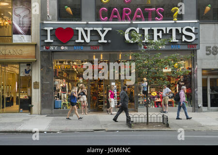 "I Love NY Cadeaux' magasin de souvenirs sur la 5e Avenue à Manhattan, New York. Banque D'Images