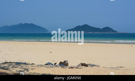 Belle journée ensoleillée à la plage de Nha Trang, Vietnam. Banque D'Images