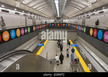 Nouvelles de la station de métro 72nd Street, 2e avenue le long de l'Upper East Side de Manhattan. Banque D'Images