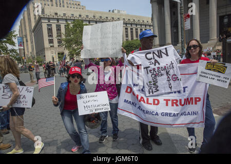 Les gens manifester près de cour fédérale de New York contre les ordres de l'immigration de l'administration d'atout et l'intolérance religieuse perpétué par son administration. Banque D'Images