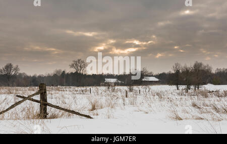 Paysage d'hiver radioactif de Tchernobyl près avec les fermes abandonnées et de maisons dans la zone de la mort dans l'Ukraine. Banque D'Images