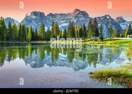 Incroyable coucher du soleil et merveilleux lac Antorno alpin avec des montagnes en arrière-plan groupe Sorapis, Dolomites, Italie, Europe Banque D'Images