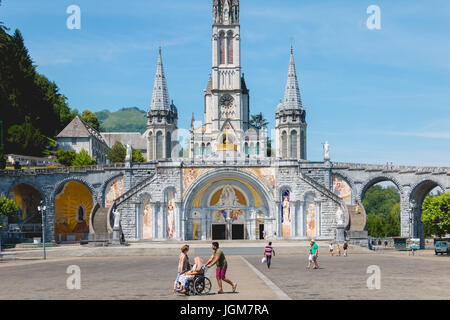 Lourdes, France, le 22 juin 2017 - touristes marchant devant la cathédrale du sanctuaire de Lourdes, France Banque D'Images