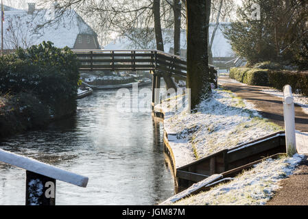 Giethoorn, Pays-Bas - le 18 janvier 2016 : Winterlandscape avec canal, ferme et pont dans le village de Giethoorn typiquement néerlandais dans la provi Banque D'Images