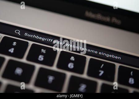 Clavier rétroéclairé et touchent la barre montrant search bar, ordinateur portable, Apple MacBook Pro, close-up Banque D'Images