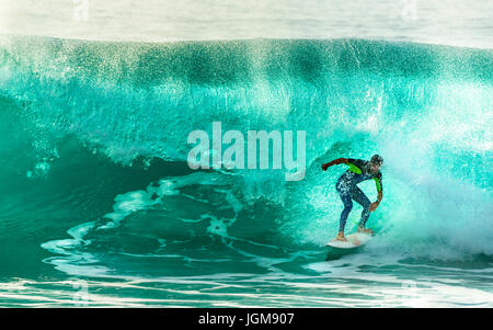 Surfer avec grande vague, Porto Moniz, Madeira, Portugal Banque D'Images