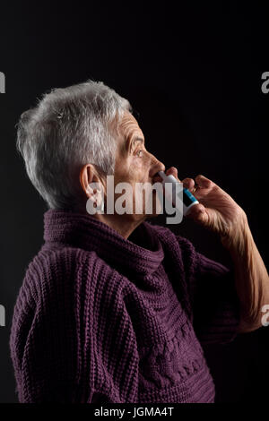 Vieille Femme avec nasal spray Banque D'Images