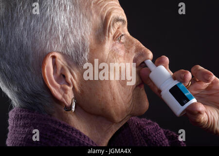 Vieille Femme avec nasal spray Banque D'Images