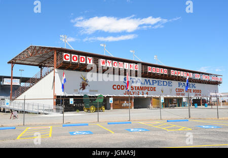 CODY, WYOMING - 24 juin 2017 : Cody Stampede Park arena. Cody est la capitale mondiale du rodéo. Marques 2017 79e anniversaire de spectacles en soirée. Banque D'Images