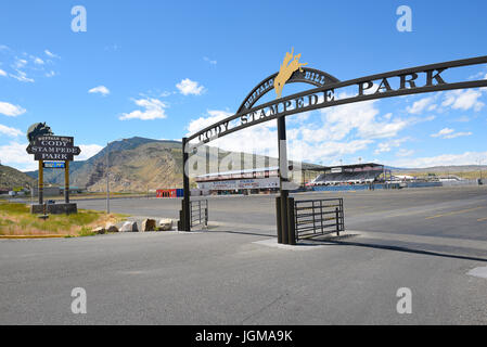 CODY, WYOMING - 24 juin 2017 : Cody Stampede Park Entrance arch et arena. Cody est la capitale mondiale du rodéo. 2017 79e anniversaire de marques nigh Banque D'Images